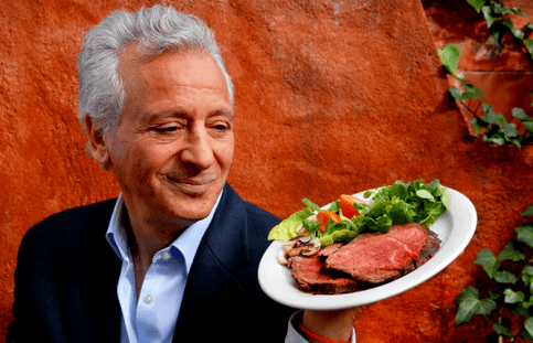 Pierre Dukan tient une assiette de produits protéinés